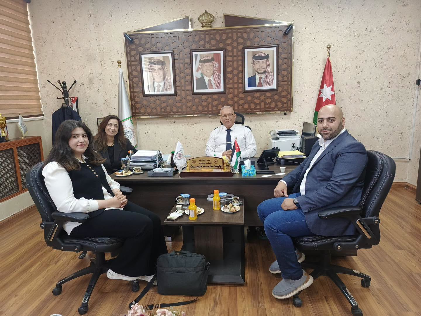 استقبلت الكلية الجامعية العربية للتكنولوجيا وفدًا من شركة كويل للتكنولوجيا لصناعة الروبوتات، وذلك في زيارة تهدف إلى تعزيز التعاون المشترك والاطلاع على تخصصات وبرامج الكلية.  حيث اطّلع الوفد على إمكانيات الكلية والتجهيزات المتوفرة، إضافة إلى مناقشة سبل التعاون في مجالات التدريب والتطبيق العملي.  وتأتي هذه الزيارة في إطار تعزيز الشراكة بين القطاع الأكاديمي وقطاع التكنولوجيا، بما يسهم في دعم الطلبة وتأهيلهم لسوق العمل