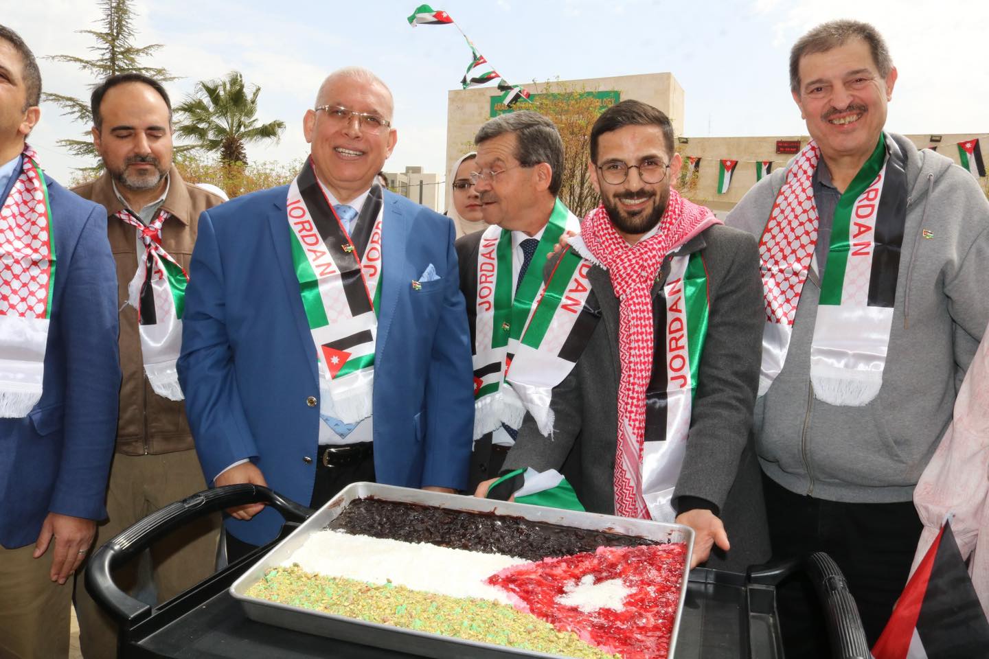 علمنا عالياً وسيبقى شامخاً