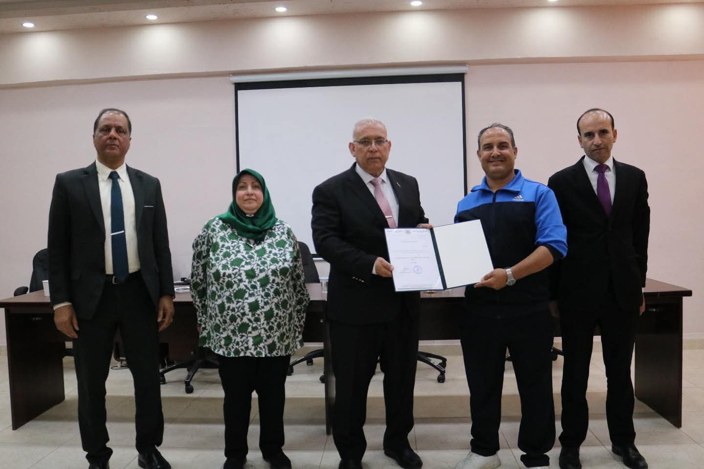 عميد الكلية يكرّم فريق كرة القدم  لحصوله على المركز الثاني في بطولة الاستقلال والأول على مستوى الكليات الخاصة