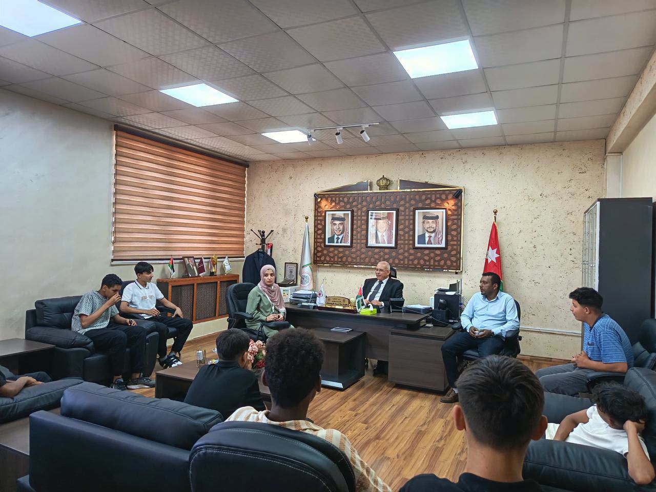 استقبلت الكلية الجامعية العربية للتكنولوجيا طلبة مبرة أم الحسين في زيارة تعريفية هدفت إلى الاطلاع على مرافق الكلية وبرامجها الأكاديمية والتدريبية. وتضمنت الزيارة جولة في مرافق الكلية، حيث تعرف الطلبة على البيئة التعليمية والتخصصات المطروحة، في إطار تعزيز التواصل مع مؤسسات المجتمع المحلي.
